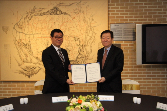 성낙인 총장, 장원준 사장이 협약서 서명 후 기념 촬영을 하고 있다