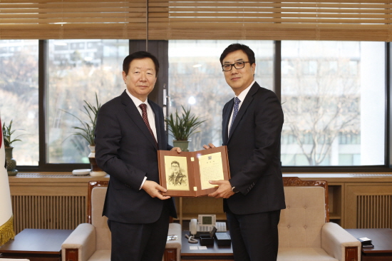 감사패 전달 후 성낙인 총장과 박기원 대표이사가 기념촬영을 하고 있다.