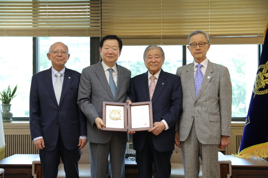 좌로부터) 권숙일 명예교수, 성낙인 총장, 이충희 회장, 조성호 명예교수가 기념촬영을 하고 있다.