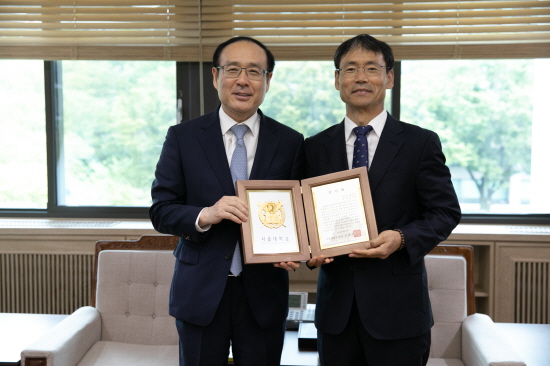 감사패 전달 후 오세정 총장과 오영중 대표가 기념촬영을 하고 있다