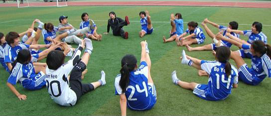 훈련 중인 여자축구부