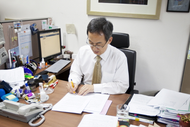 연구실의 김선영 교수. 이곳에 들어오면 한 순간도 한눈을 팔지 않을 정도로 연구에 몰입한다