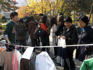 법학전문대학원 학생들의 재능 나눔동아리 ‘프로보노’는 가을학기 멘토링 프로그램 기금 마련을 위한 자선바자회 프로보노 마켓을 개최하였다.
