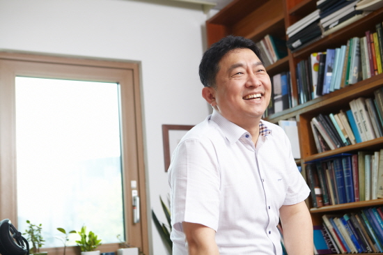 예일대에서 박사학위, 오하이오 주립대에서 10년간 교편을 잡다 모교 철학과로 돌아온 이 교수