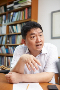 이교수는 철학 교육을 좀 더 학생들에게 쉽게 다가갈 수 있게 개편하는 작업에 관심이 많다