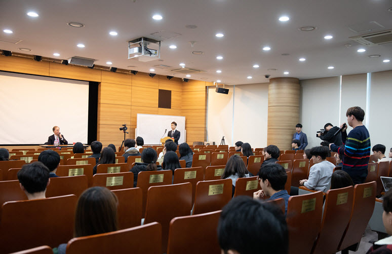 같은 날 오후 열린 간담회에서, 학생들의 질문을 받는 케일린 교수. 홍보팀 제공