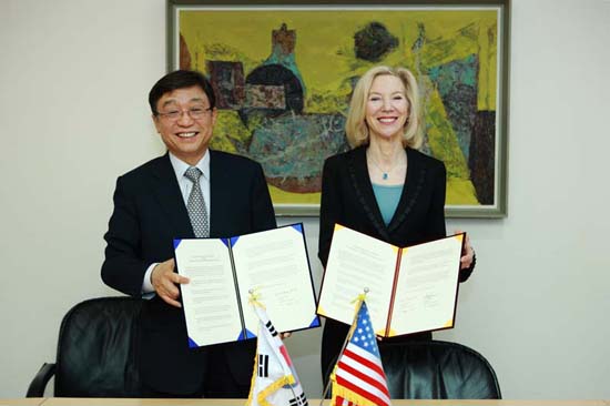 오연천 총장과 펜실베이니아대학교 Amy Gutmann 총장