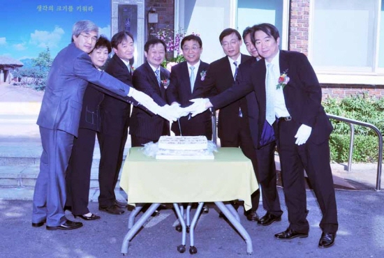 산학협력단 연건분원 개소식에 참석 중인 오연천 총장