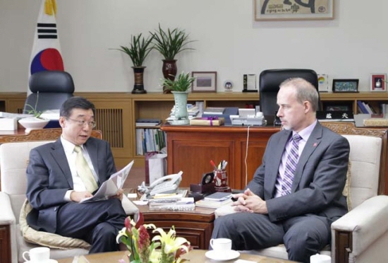 오연천 총장과 Goerg Krausch 총장