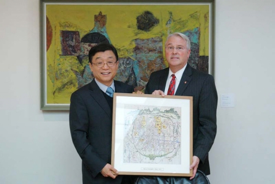 기념품을 교환중인 오연천 총장과 William Randy Woodson 총장