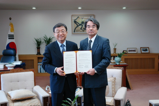 오연천 총장과 Susumu Kagawa 총장