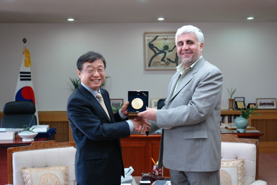 오연천 총장과 Farhad Rahbar 총장