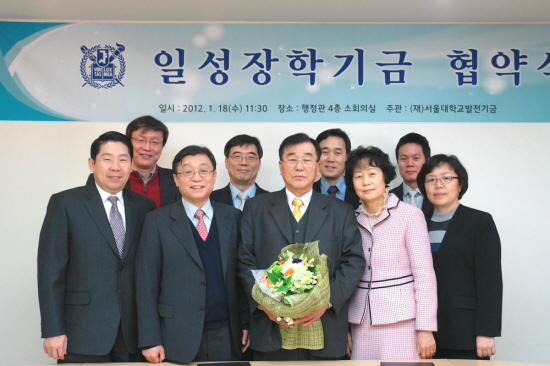 기념촬영 중인 오연천 총장과 정윤환 대표