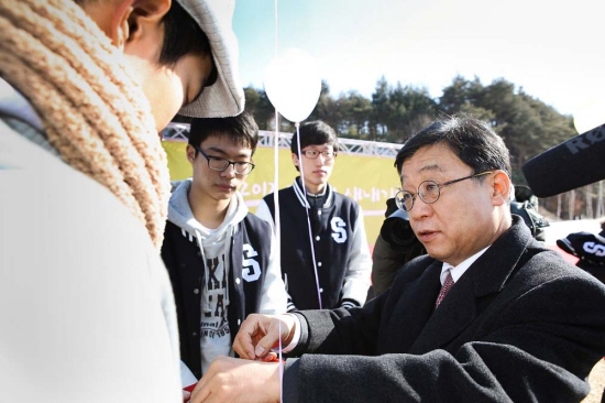 신입생들에게 학교뱃지를 달아 주고 있는 오연천 총장
