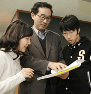 교수와 학생 사진