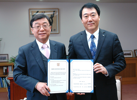 오연천 총장(왼쪽), 두산인프라코어 김용성 사장