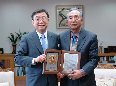 오연천 총장(왼쪽)과 윤석순 동문(오른쪽)