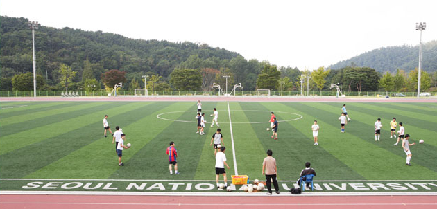 축구하는 학생들